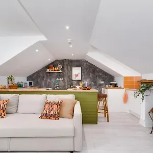 The Penthouse 3 Minutes To The Beach, Super Comfy Beds, Part Of Burlington-escapes Apartment Brighton